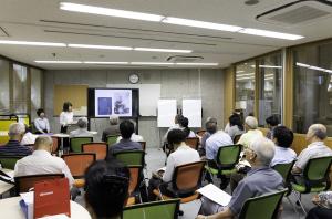 ８月１９日に実施した展示解説の様子