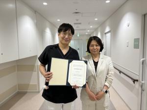 (写真)左：山崎さん_右：黒田教授