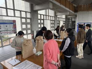 中央棟ホールでの配布状況2