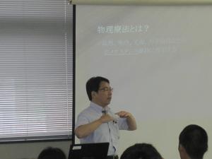 「物理療法入門」の講義を行う田中聡学科長