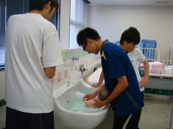 キャンパス体験４：男子もパパになったつもりで沐浴体験！