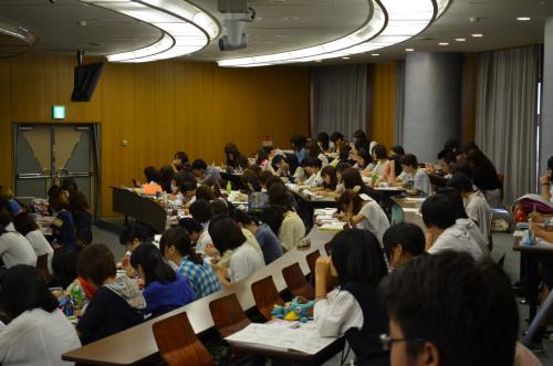 授業公開４：大講堂での講義では１５０人の学生に混じって聴講してもらいました。