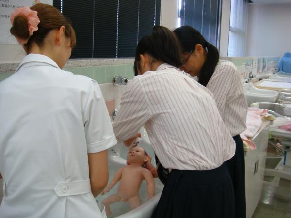 OC 4:看護の学生の指導を受けながらベビーの沐浴体験。