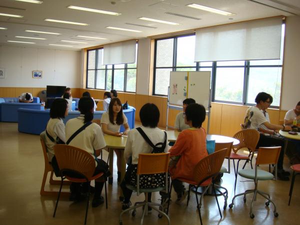 OC 6:「在学生による生活相談コーナー」では、三原での一人暮らしに関する質問も。