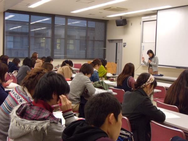 出願願書の書き方や手続きの仕方などを真剣な表情で聞く学生たち