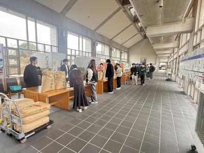 中央棟ホールでの配布状況